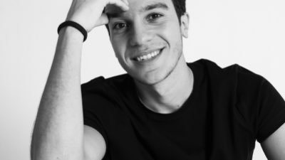 نور النبوي نجل محمود حميدة في نقل عام