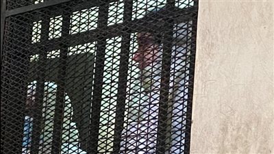 حنين حسام بملابس السجن في قفص الاتهام لإعادة محاكمتها بتهمة الاتجار بالبشر