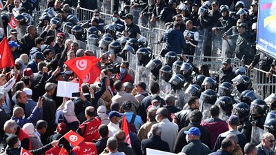 تسريبات لـ بن علي واحتجاجات في العاصمة التونسية.. كيف يرى التونسيون العشرية الأولى بعد أحداث 2011؟