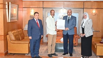 حصلت أسرته على المركز الأول بمعرض تراثنا وكرمهم السيسي.. قصة كفاح «أيمن» وأسرته أسطورة نجاح بالفيوم