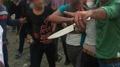 سائق يتعدى على طالب أزهري بالتجمع.. ووالدة الضحية: قطع له ودنه وجرحه في رقبته 