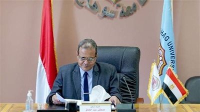  رئيس جامعة سوهاج يناقش خطة عمل مركز الحرف اليدوية خلال الفترة المقبلة