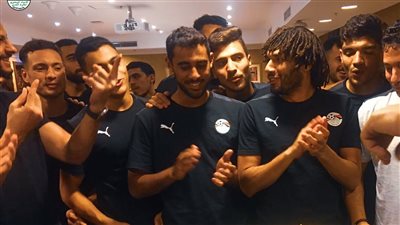 لاعبو الفراعنة يحتفلون بعيد ميلاد أخصائي التدليك والتأهل للدور النهائي بتصفيات المونديال