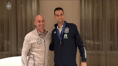 الاتحاد الأوروبي يكرم بوسكيتس بعد وصوله إلى 100 مباراة دولية