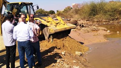 إصلاح خط مياه جبل شيشة وشبكات الكهرباء  بأسوان