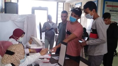 جامعة دمنهور تحظر دخول الطلاب دون تلقي لقاح كورونا.. ونقاط للتحصين بمداخل الكليات | صور 