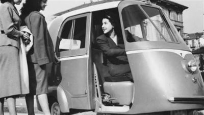 بعد منع استيراده.. الفنانة ليلى مراد تقود أشهر توك توك في التاريخ