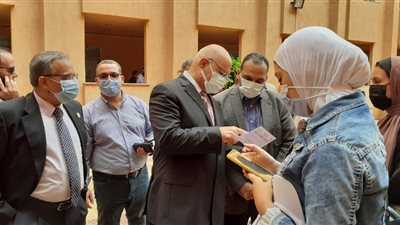 رئيس جامعة بنها يتابع تنفيذ قرارات منع دخول غير الحاصلين على لقاح كورونا | صور