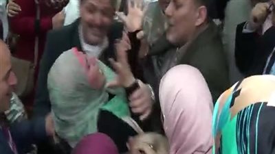 لحظة إغماء طالبات جامعة دمنهور بعد صدور حكم غلق كلية طب الأسنان 