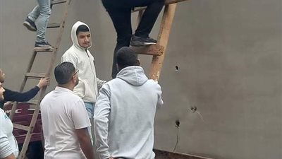 سلالم خشبية للصعود لدائري المرج بعد إزالة القديمة لتوسعة الطريق │ صور