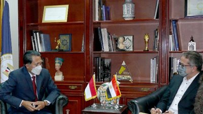وزير السياحة يلتقي السفير الإندونيسي بالقاهرة لمناقشة سبل التعاون الأثري بين البلدين