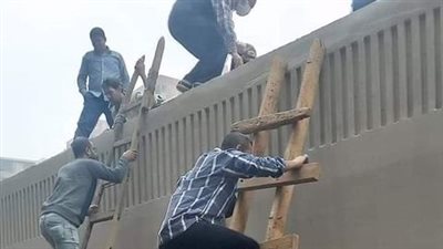 الواحد بنص جنيه.. مواطن يؤجر سلم خشب للصعود إلى دائري المرج رغم خطورته 