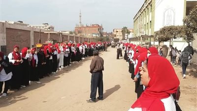 طالبات يودعن جثمان مُعلمهن بممر شرفي في الدقهلية