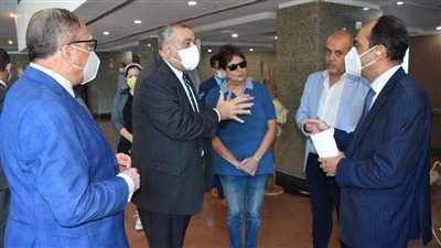 رئيس جامعة حلوان يتفقد معرض إعادة التدوير المقام على هامش اجتماع مجلس خدمة المجتمع