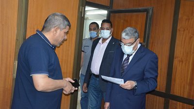 محافظ المنيا يتابع إجراءات تطبيق منع دخول الموظفين دون كارت تطعيم كورونا │صور