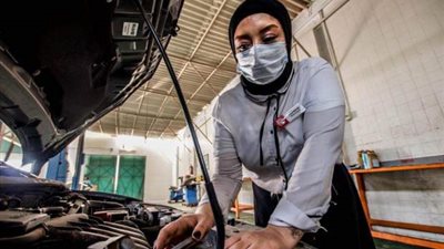 بعد وفاة زوجها وطفلها في حادث سير.. قصة أول مهندسة صيانة سيارات بأسيوط│ صور