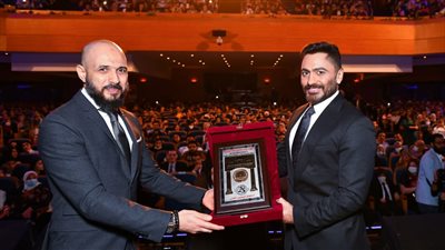 جامعة مصر للعلوم والتكنولوجيا تكرم تامر حسني في احتفالية اليوبيل الفضي