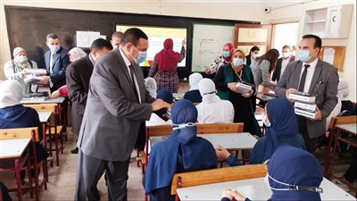 محافظ البحيرة يسلم 34 ألف تابلت لطلاب أولى ثانوي بمدارس دمنهور | صور
