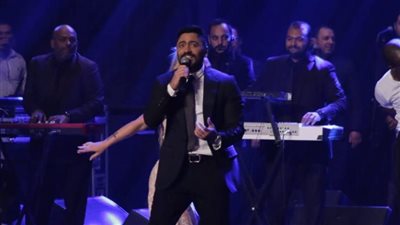 تامر حسني يشعل مسرح جامعة MUST في احتفالها باليوبيل الفضي | صور