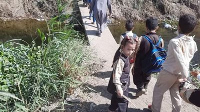 بنخاف نوديهم المدرسة يغرقوا.. أهالي قرية الكودية بأسيوط يستغيثون بالمسؤولين: أنقذوا أبناءنا | فيديو