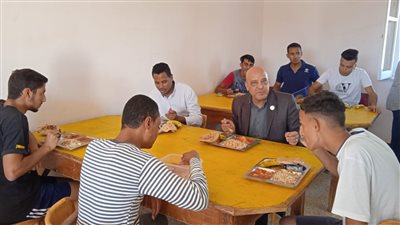 رئيس جامعة أسوان يتفقد المطعم المركزي للمدينة الجامعية