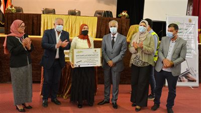 تضامن بورسعيد تُسلم أجهزة لاب توب لأصحاب الإعاقات البصرية من طلاب الجامعة | صور