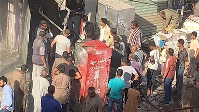 نشوب حريق هائل بمحلين في مدينة إدفو يؤدي لشلل الحركة المرورية | صور