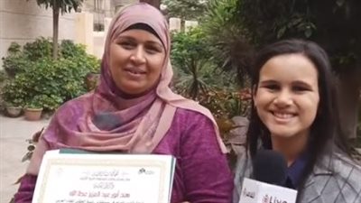 طفلة من ذوي الهمم بالبحيرة تحترف الإنشاد الديني.. ووالدتها: بنتي ملقبة بمداحة النبي