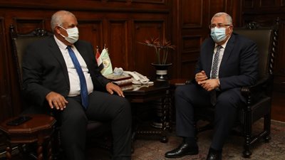 خلال لقائه محافظ الوادي الجديد.. وزير الزراعة يبحث مشروعات الحرير وتطوير صناعة التمور