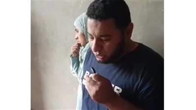 بنتي بتأكل اللحمة نية.. رحلة شاقة لأب يبحث عن علاج لمرض طفليه النادر ويستغيث بالمسئولين | فيديو   