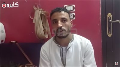 ترك مهنة التنجيد لصناعة الشنط الهاند ميد.. شاب قناوي: الرزق يحب الخفية