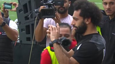 لفتة إنسانية لـ محمد صلاح خلال مباراة مصر والجابون | فيديو