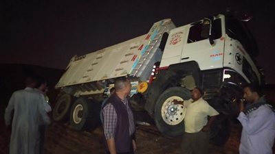 ضبط سيارة تلقي مخلفات البناء بمحور المشير محمد علي فهمي