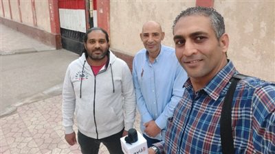 مدرس يعثر على 300 ألف جنيه ويعيدها إلى صاحبها في بورسعيد.. والطلاب يحتفون به | فيديو