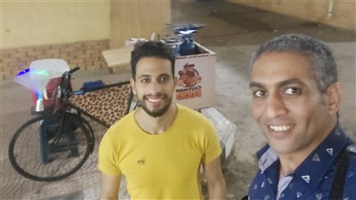 بناكلها بالحلال.. الأول في التعليم الصناعي ببورسعيد يبيع المأكولات على دراجة بعد التحاقه بنظم ومعلومات 