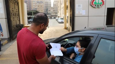 القوى العاملة تتابع حضور العاملين بشهادة تلقي لقاح كورونا │ صور