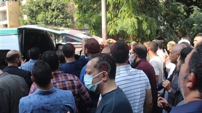 وصول جثمان النائب الراحل أحمد زيدان إلى مسجد الفتح بشبرا لأداء صلاة الجنازة