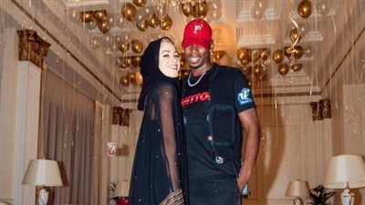 زوجة بوجبا تثير الجدل بظهورها بالحجاب على فستان شفاف 