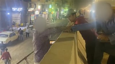 بعد إزالة السلالم بالطريق الدائري.. المواطنون يستخدمون سقالات العمال | فيديو