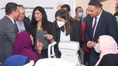وزيرة الهجرة ومحافظ الدقهلية يتفقدان قافلة طبية لصالح أهالي قرية بساط كريم الدين | صور