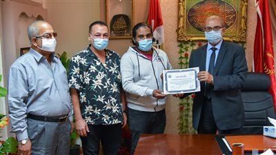 تعليم بورسعيد يُكرم معلمًا أعاد حقيبة بها 300 ألف جنيه لأصحابها بعدما عثر عليها