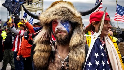 مؤيد ترامب.. الحكم على ذو القرنين بالسجن 41 شهرا في اقتحام الكابيتول