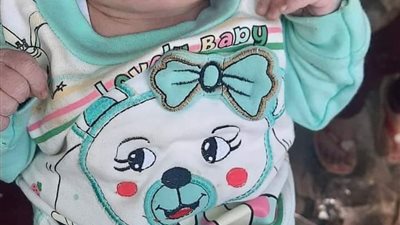 العثور على رضيع بجوار مسجد في القناطر الخيرية | صور