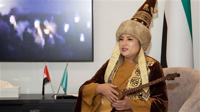 في خمس دقائق.. فنانة الكازاخية تعلم زوار إكسبو العزف باستخدام الألوان