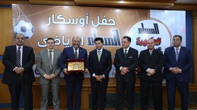 تكريم مسؤولي إيسترن كومباني هاني أمان ونصر عبد العزيز بعد صعودهم للدوري الممتاز