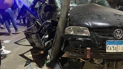 اصطدام سيارة ملاكي بالرصيف وعمود إضاءة بمنطقة الأهرام ببنها 