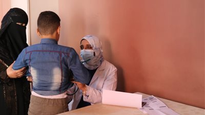 الكشف على 764 حالة مرضية بقافلة طبية بنجع قطية في قنا