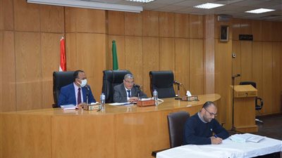 محافظ المنيا يتابع نسب ومعدلات تنفيذ مشروعات حياة كريمة