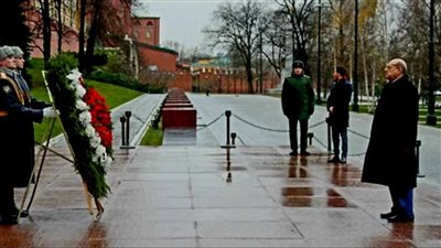 رئيس الشيوخ يضع إكليلًا من الزهور على قبر الجندي المجهول بساحة الكرملين بموسكو | صور