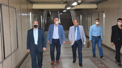 رئيس الشركة المصرية لإدارة وتشغيل مترو الأنفاق يتفقد أكشاك تلقى اللقاحات المضادة لفيروس كورونا